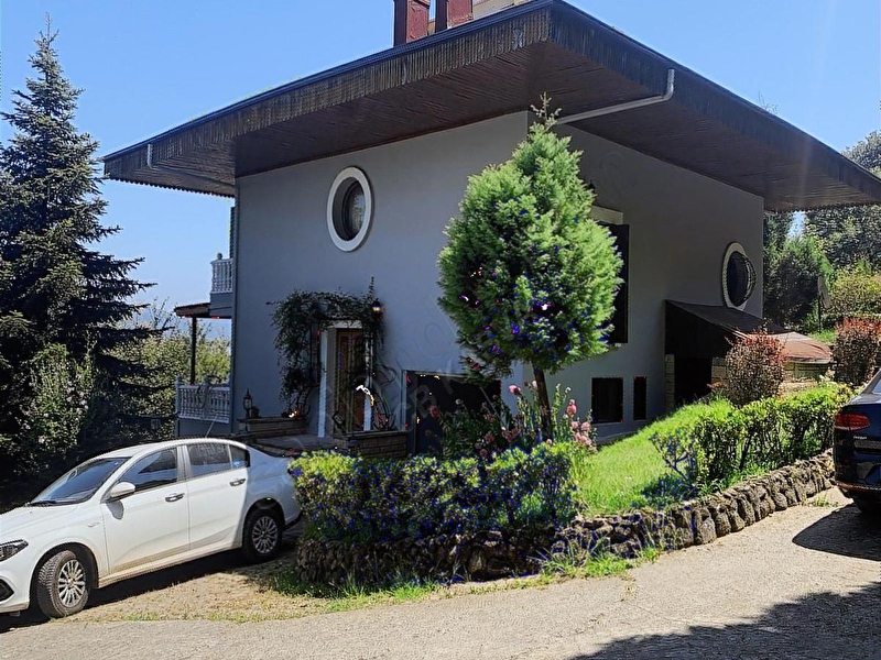 Sapanca yanıkta 2813 m2 arsa i̇çinde satılık muhteşem villa