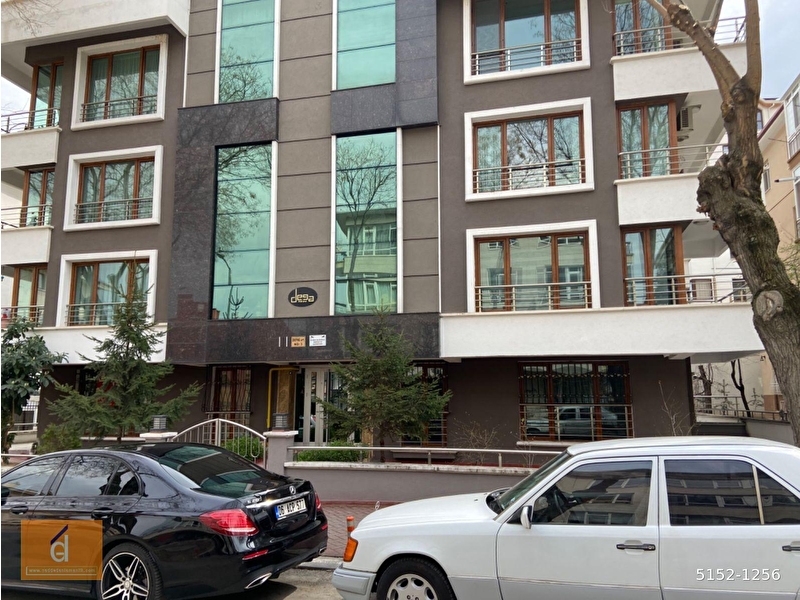 Cadde den üç cepheli̇  yeni̇ bi̇nada ön cephe asansörlü, kapali otoparkli  satilik konut