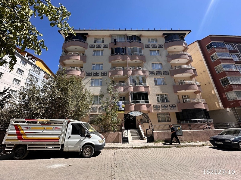 Aydınlar Mahallesinde 4+1 Satılık Daire