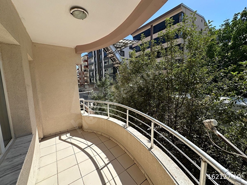 Aydınlar Mahallesinde 4+1 Satılık Daire