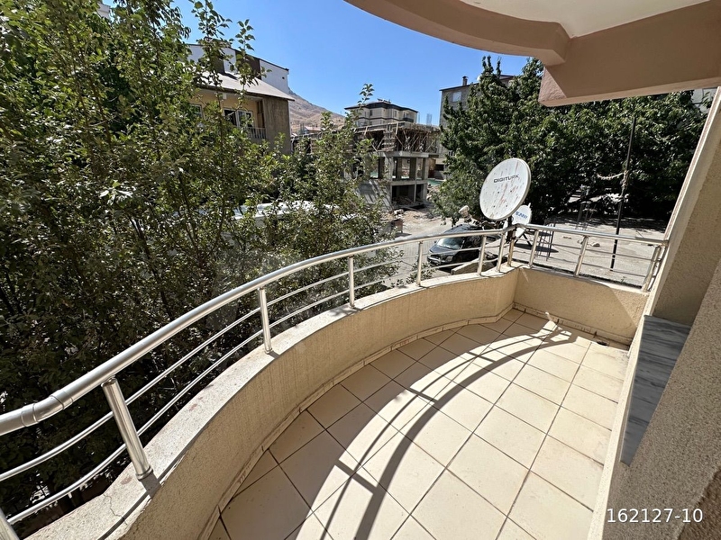 Aydınlar Mahallesinde 4+1 Satılık Daire