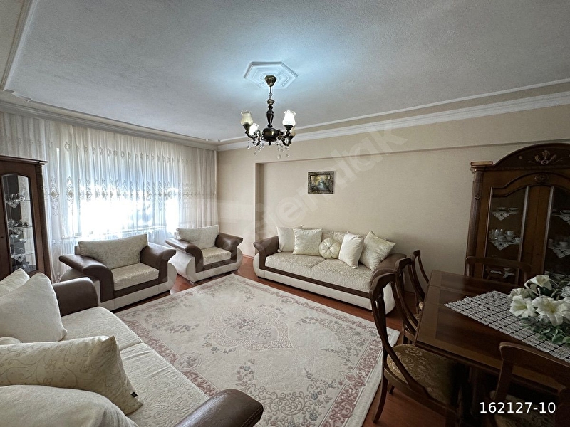 Aydınlar Mahallesinde 4+1 Satılık Daire