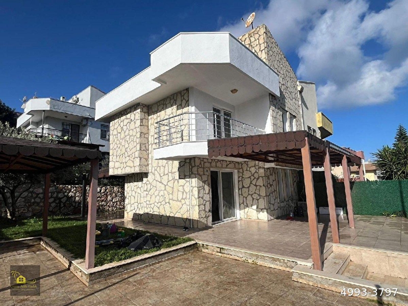 Çeşme çi̇ftli̇kte satilik terastan deni̇z manzarali vi̇lla