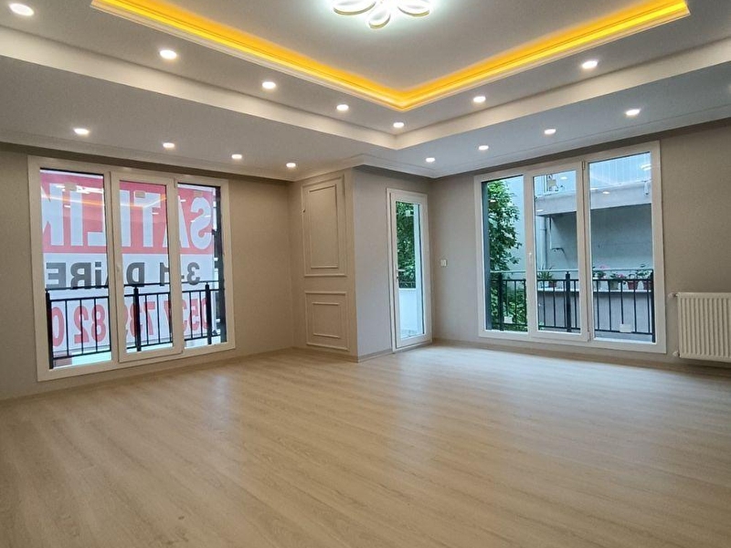 Merkezi̇ konumda ön cephe e5 yani kapali otopark emsalleri̇ni̇n üstünde 3+1 satilik dai̇re