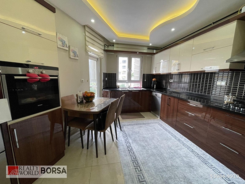 Meydankavağin'da havuzlu si̇te i̇çi̇ arakat satilik 3+1 dai̇re