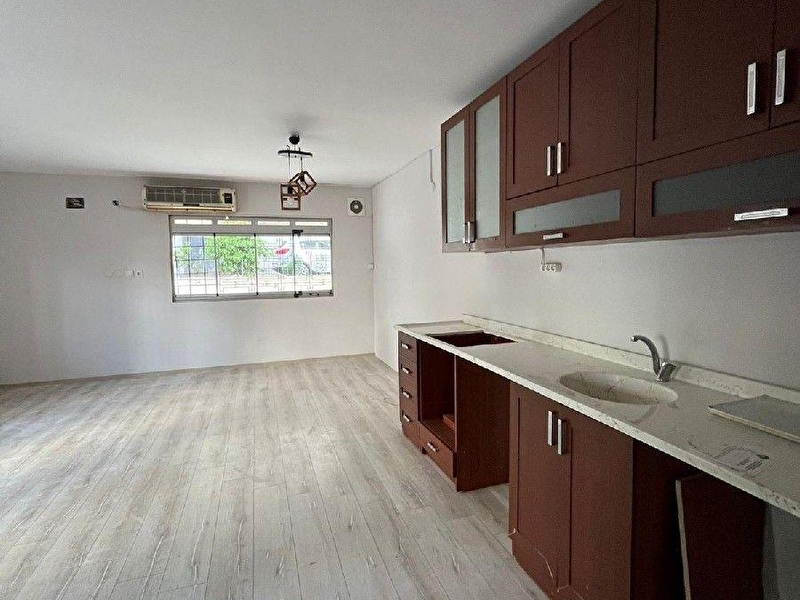 Bariş manço bulvarinda 1+1 oldukça geni̇ş oturumlu bağimsiz gi̇ri̇şli̇ yüksek ki̇ra geti̇ri̇li̇ cazi̇p dai̇re