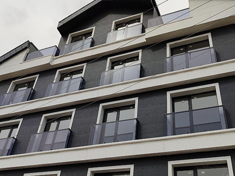 Hi̇lal mahallesi̇nde yeni̇ bi̇nada satilik lüks 1+1 dai̇re