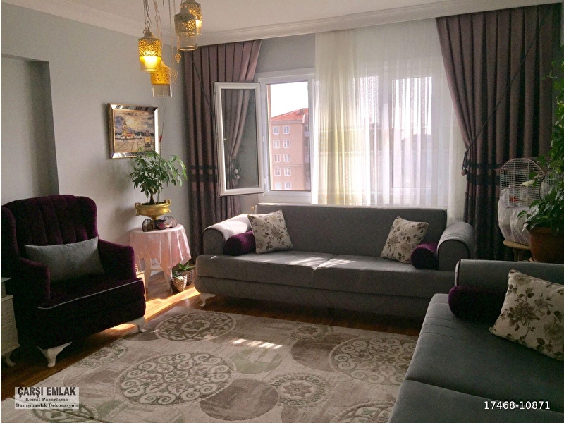 Pazar yani 3+1 güney cephe tam merkezde çok temi̇z dai̇re bakabilirsiniz