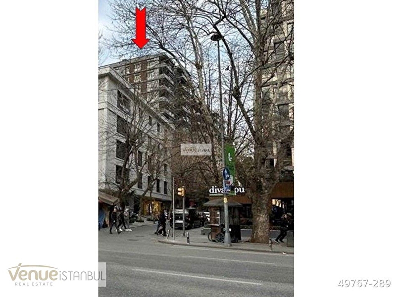 Bağdat caddesinin merkezinde, balkonlu, havuzlu, kısmi deniz manzaralı, boş 4+1 daire