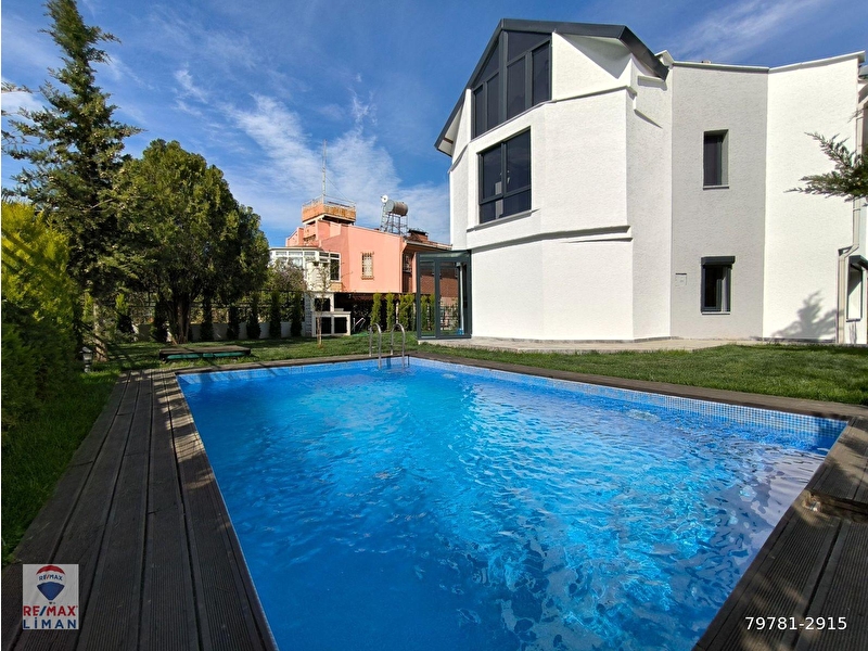 Ayvalik sahi̇lkent’te havuzlu deni̇z manzarali satilik 4+1 vi̇lla
