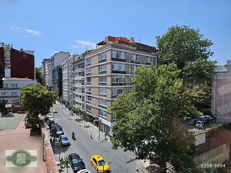 Valikonağı Caddesi Üzeri Köşe Binada Geniş Daire
