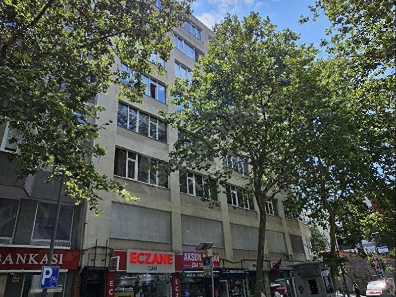 Valikonağı Caddesi Üzeri Köşe Binada Geniş Daire