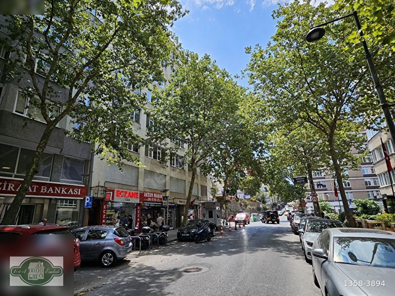 Valikonağı Caddesi Üzeri Köşe Binada Geniş Daire