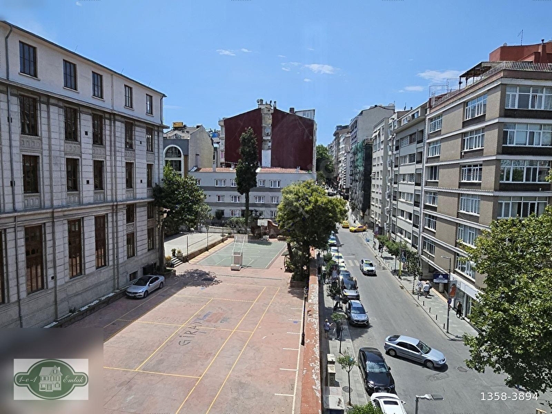 Valikonağı Caddesi Üzeri Köşe Binada Geniş Daire