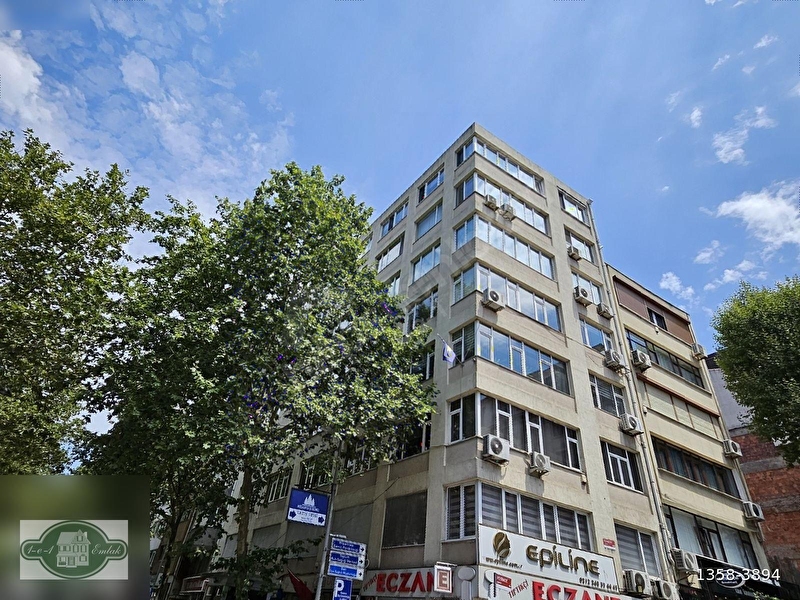 Valikonağı Caddesi Üzeri Köşe Binada Geniş Daire