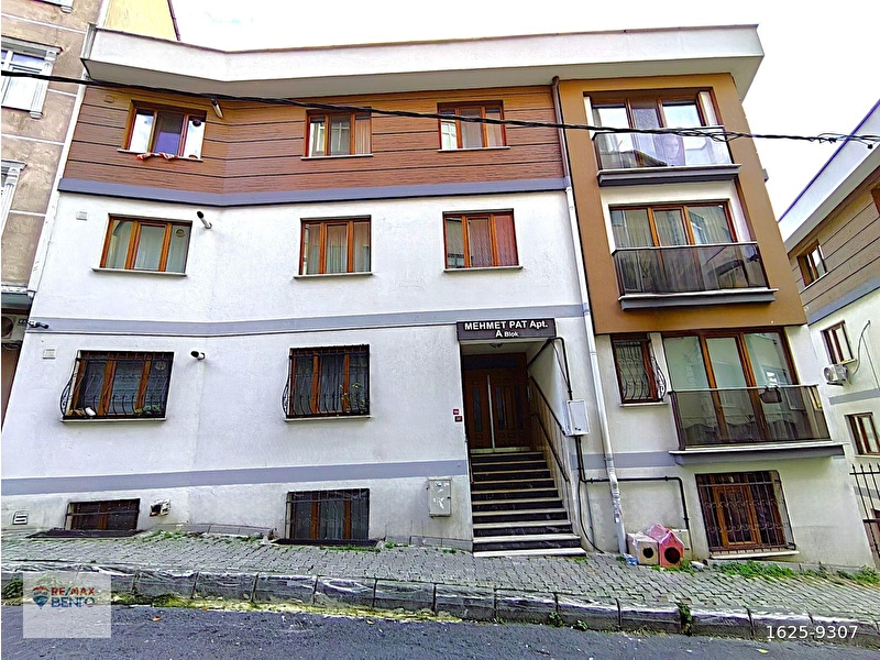 Metrobüse 2 dk siraevler si̇tesi̇ otoparkli boş satilik 2+1 dai̇re