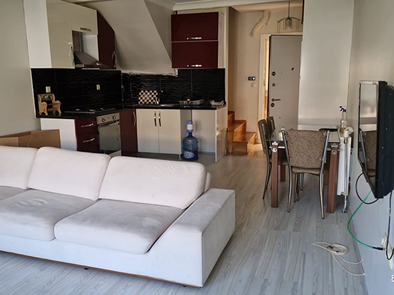 İncek tekyapi si̇tesi̇nde merkezde eşyali 80 m2 1+1 dubleks dai̇re
