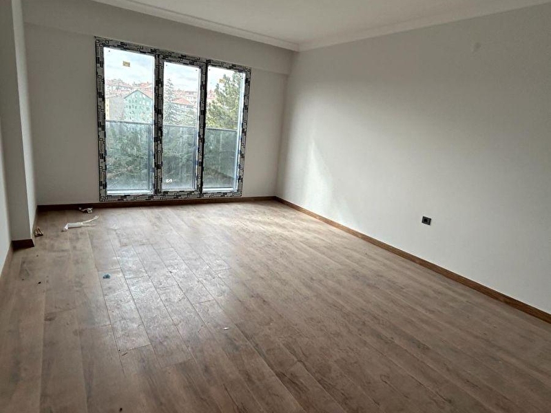 Şefkat mahallesi̇nde meci̇di̇ye metrosu yakini 3+1 ebeveyn banyolu sifir bi̇nada satilik si̇te dai̇resi̇