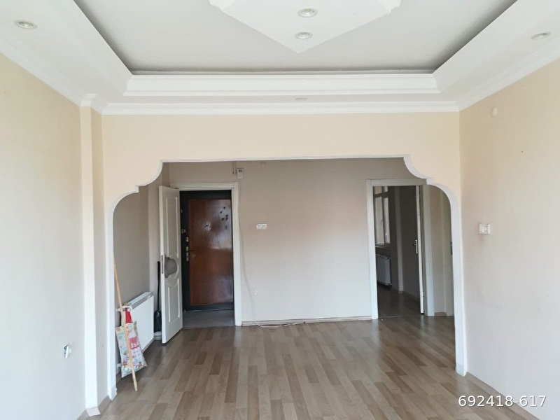 Merkezi̇ yerde (boş) temi̇z dai̇re.