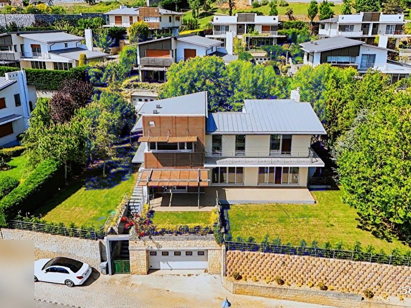 Antri̇vada bakimli ve geni̇ş bahçeli̇ b ti̇pi̇ ki̇ralik vi̇lla