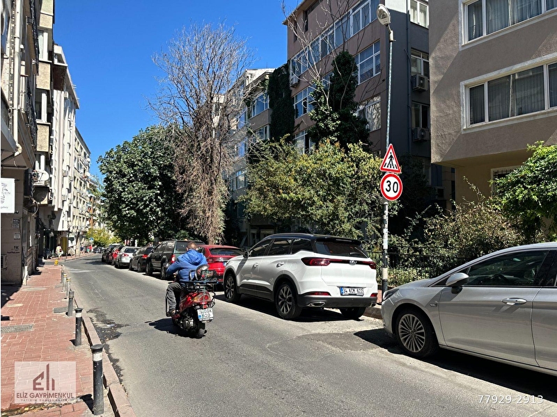 Eli̇z'den popüler avukat süreyya ağaoğlu sokakta gi̇ri̇ş kat