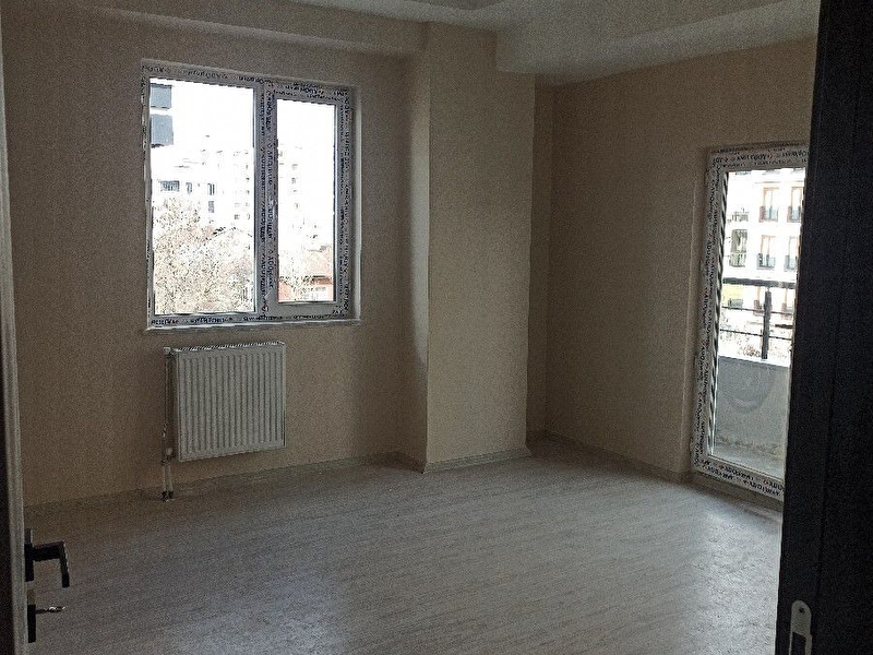 Ali̇paşada si̇fi̇r yapi̇ açi̇k cepheli̇ sati̇li̇k 2+1 dai̇re