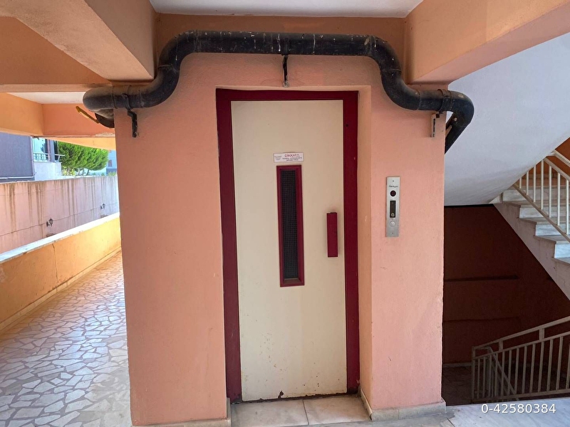 Sahi̇bi̇nden ara kat geni̇ş balkon
