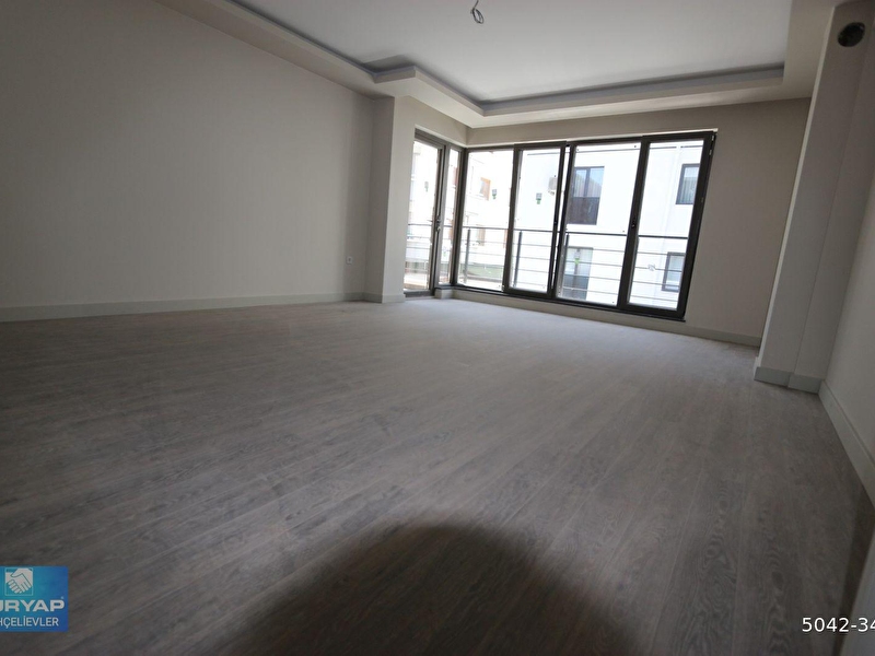 Turyap'tan bahçeli̇de yeni̇ asnsr kgrj çi̇ft banyo arakat 120m2 3+1