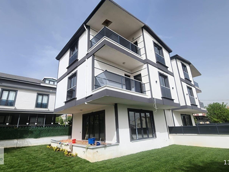 Yeni̇çi̇ftli̇k'te merkezi̇ konum 235m2 arsali 4+1 müstaki̇l şik vi̇lla