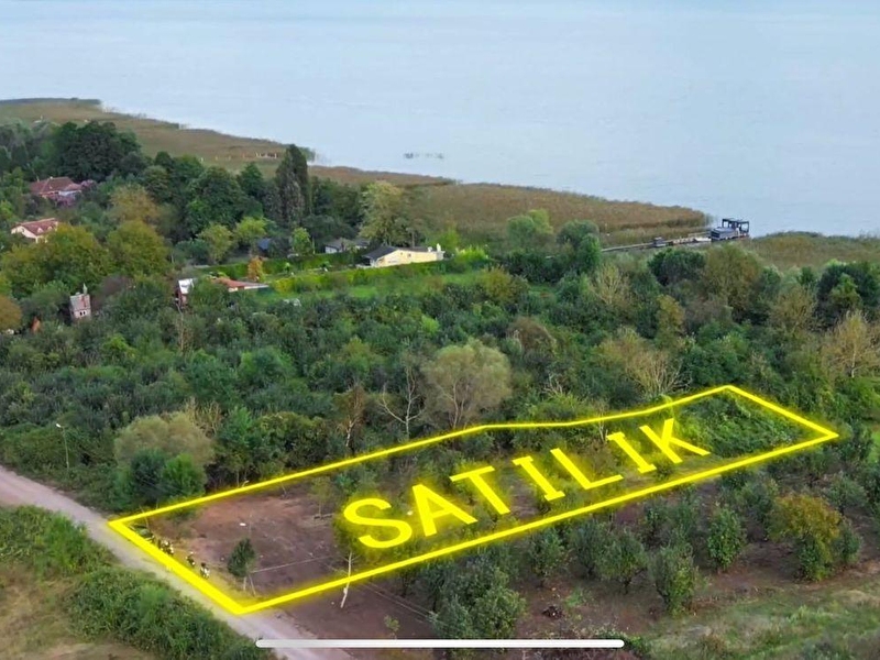 Kartepe yeni̇eşme'de göl manzarali ana yola cepheli̇ satilik tarla
