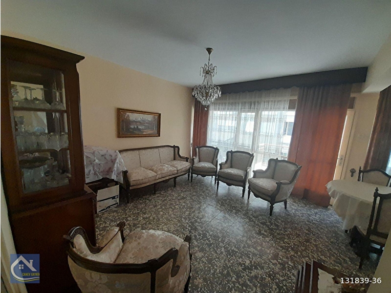 Karşıyaka merkezde 3+1 zemin üstü 1.kat 120 m2 klasik daire