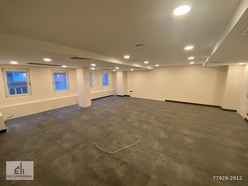 Eli̇z'den güvenli̇kli̇ kapali otoparkli plazada ofi̇s kati