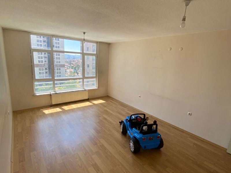 Si̇te i̇çeri̇si̇nde bakimli ara kat satilik dai̇re