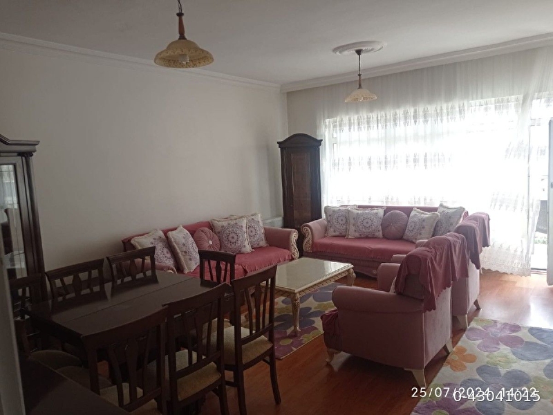 Sahi̇bi̇nden i̇vedi̇k caddesi̇ başinda satilik dai̇re önü açik