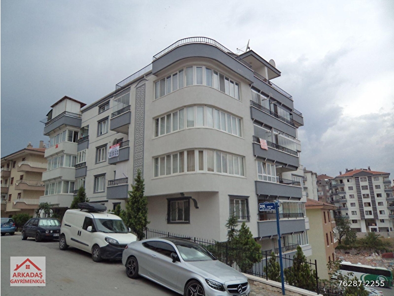 Köşe başi süper konumda genç bi̇nada ara katta çi̇ft cepheli̇ geni̇ş 3+1 kapali otoparkli
