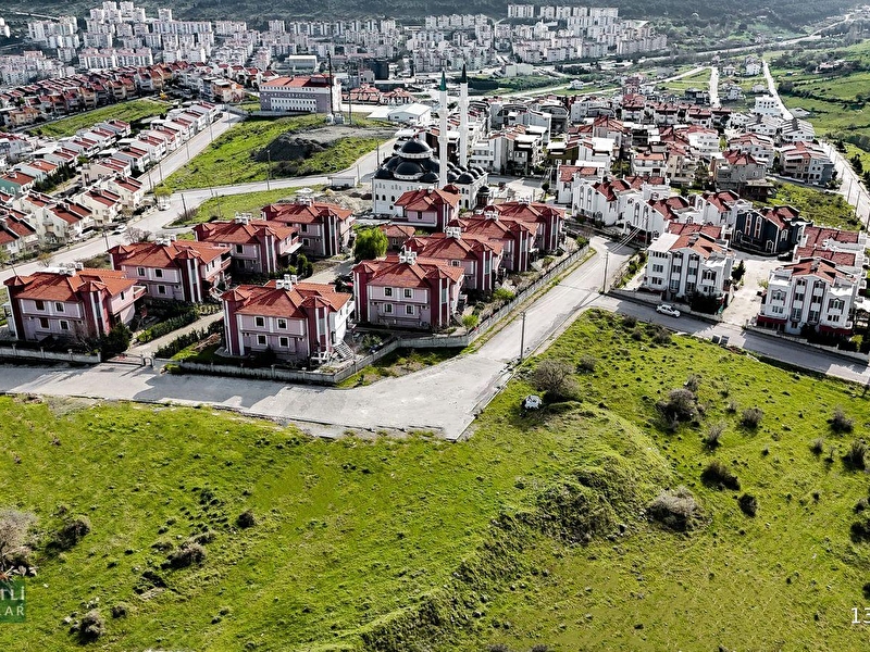 Balikesi̇r'i̇n yeni̇ merkezi̇ kuvayi̇mi̇lli̇yede sahi̇bi̇nden satilik i̇marli arsa