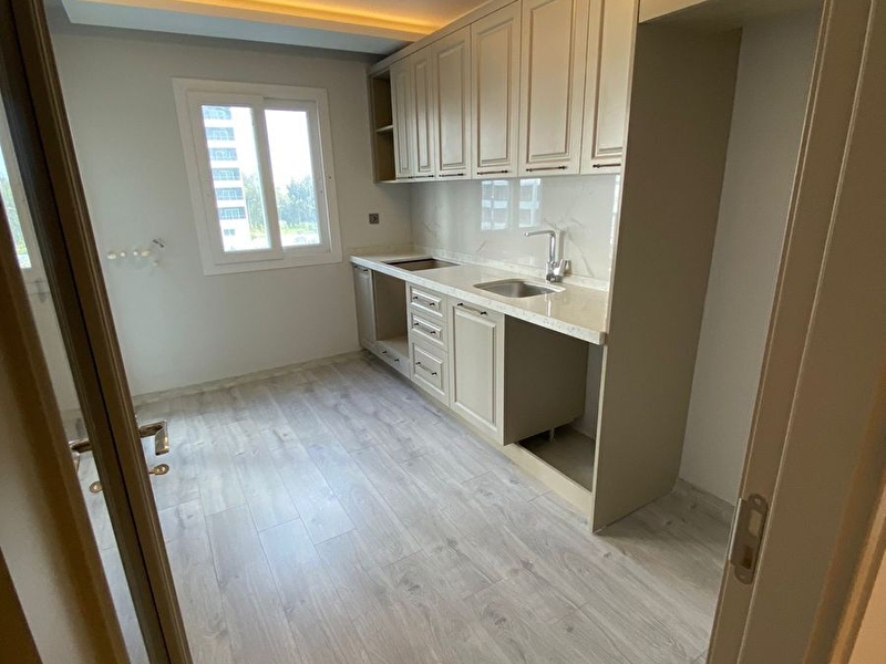 Demi̇r’den real yolunda sitede 3+1 çift banyolu kilerli açık/kapalı otoparklı