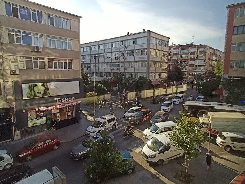 Kocamustafapaşa da ana cadde üzerinde 2+1 kombili 130m2 kiralık daire