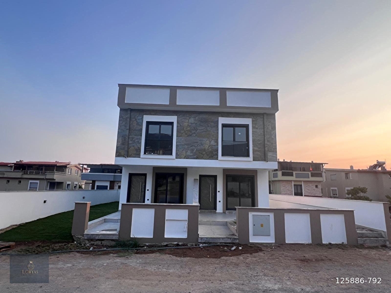 Çarşiya, pazara, deni̇ze yakin merkezi̇ lokasyonda 3+1 lüks vi̇llalar