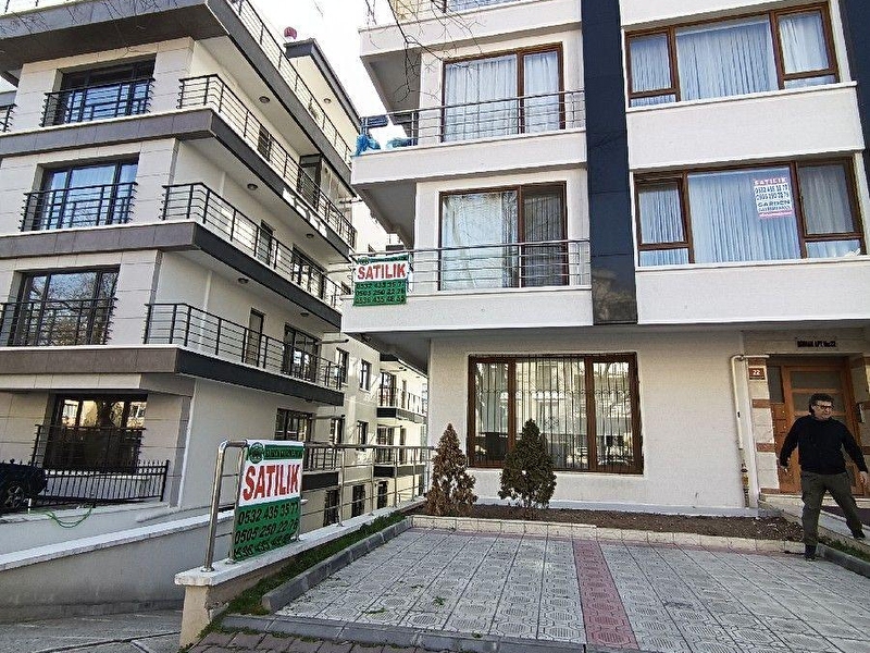 Gardenden emek merkezde katta ön cephe  3+1 boş tesli̇m asansör k.a.otoparkli metro yakini