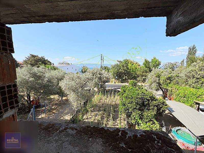 İzni̇k gölü manzarali köy i̇çi̇nde arsa