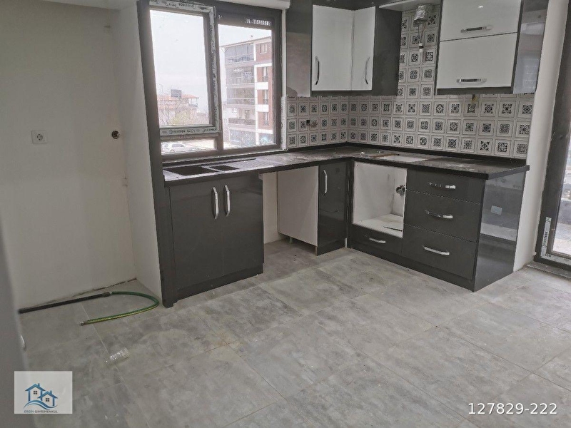 Deni̇zli̇ merkezefendi̇ çakmak mahallesi̇nde satilik sifir arakat dai̇re
