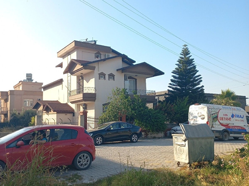 Hatay arsuz konarli.güneş vi̇llalarinda deni̇ze 110m....% 35 / 3 kat i̇marli satilik arsa