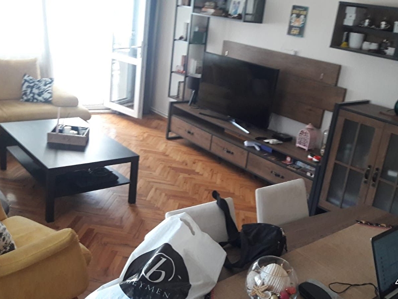Karşıyaka nergizde satılık 3+1 köşe karanlık odası olmayan doğalgazlı asansörlü keyifli daire