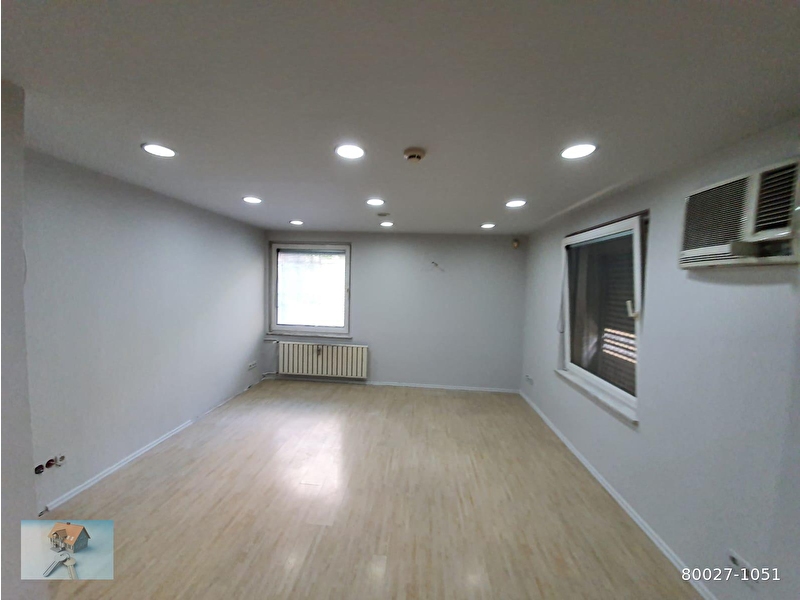 Ti̇amo'dan rönesanss otel arkasinda 135m ters dubleks ofi̇s i̇şyeri̇