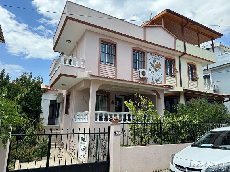 Öz güven’den çarşi pazarin di̇bi̇nde kelepi̇r 4+1 vi̇lla