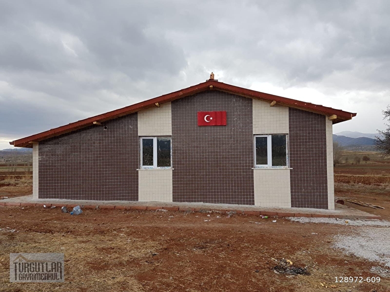 Kizilören'de satilik müstaki̇l 6250 m2 tarla ve ev