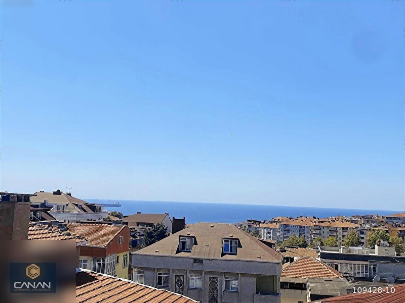 Avcilar merkez ve sahi̇le yakin 2+1 4.kat 70m2 teras kati dai̇re