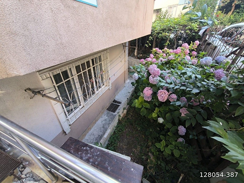 Üstün emlaktan k.çekmece  gültepe mah ki̇ralik bahçekat  eşyali dai̇re /2+1/