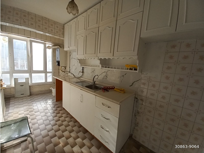 Bahçeli̇evler şi̇ri̇nevler metro ya 5 dk. aci̇l ki̇ralik  3+1 130m2 kombi̇li̇ boyali dubleks